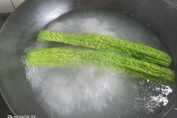 凉拌苦瓜的做法图解3