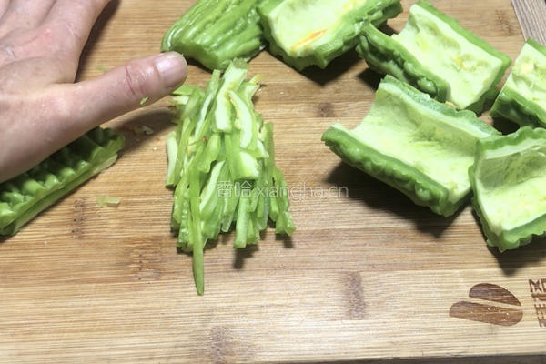 凉拌苦瓜的做法图解1