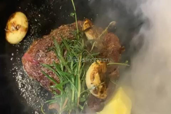 红酒蘑菇酱菲力牛排的做法图解2