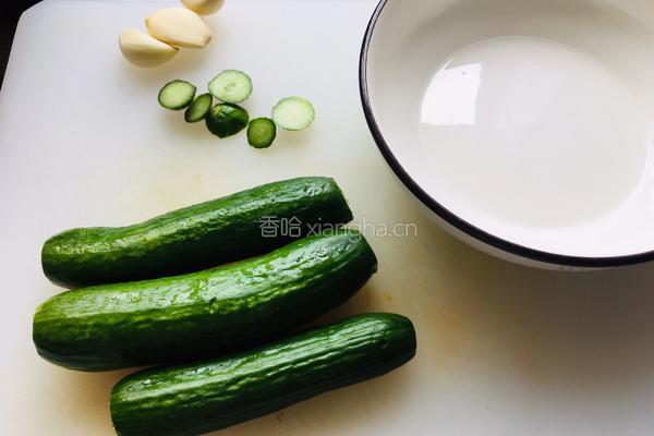 蒜片乳瓜的做法图解1