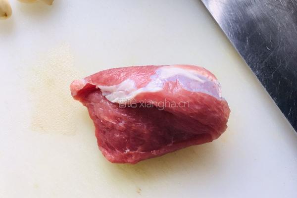 青椒炒过油肉的做法图解1