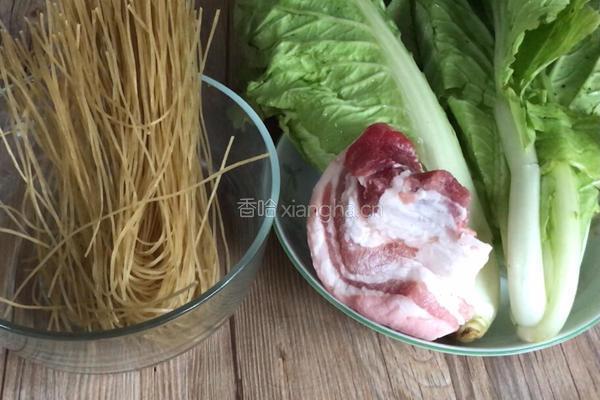 五花肉炖白菜粉条的做法图解1