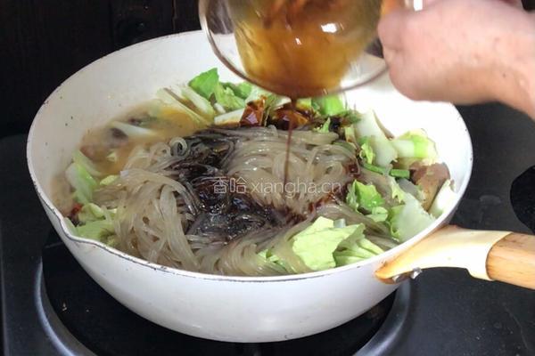 五花肉炖白菜粉条的做法图解14