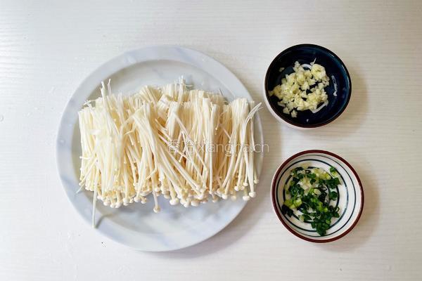 金针菇无油蒸鸡腿的做法图解2