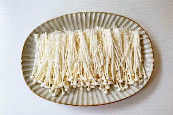 金针菇无油蒸鸡腿的做法图解6