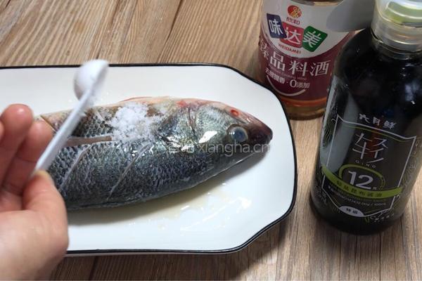 薄荷蒸鲈鱼的做法图解2