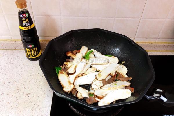 小炒松茸牛肉的做法图解6