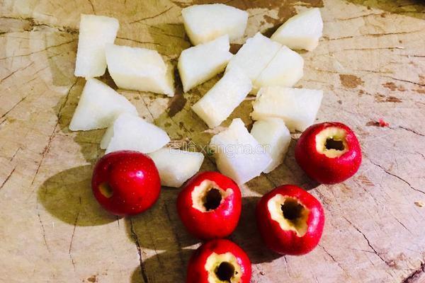 雪梨山楂糖水的做法图解2