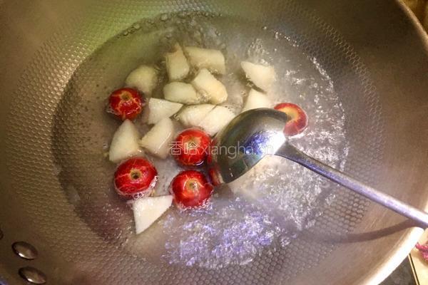 雪梨山楂糖水的做法图解5