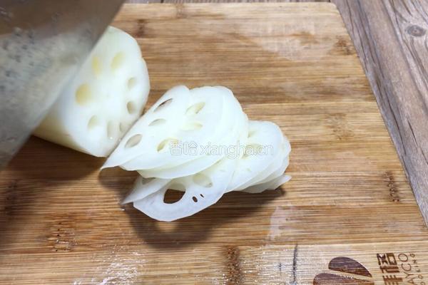 炝炒藕片的做法图解1