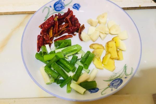 辣子鸡的做法图解2