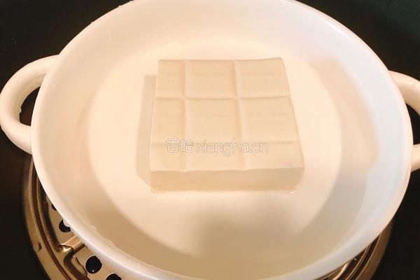 秋葵拌豆腐的做法图解1