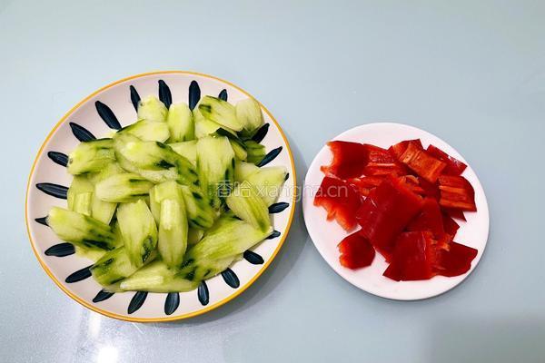黄瓜炒鱿鱼的做法图解3
