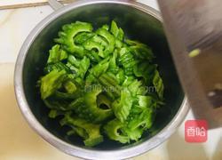 苦瓜炒鸡蛋的做法图解2