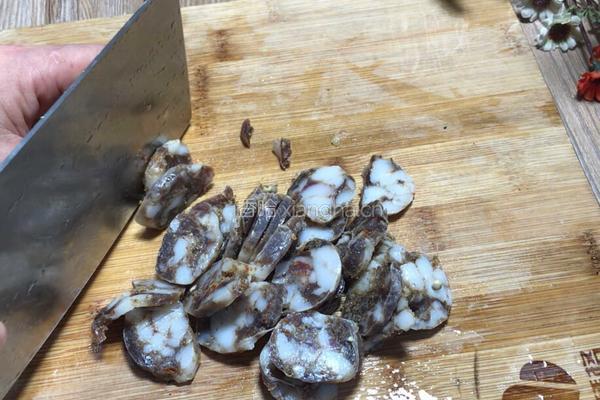 酸豆角茭白炒腊肠的做法图解4