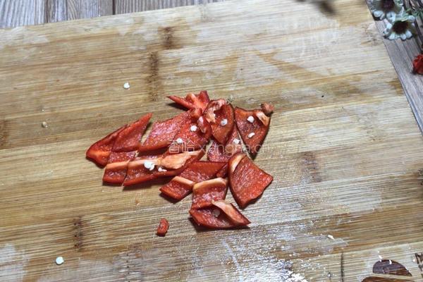 酸豆角茭白炒腊肠的做法图解5