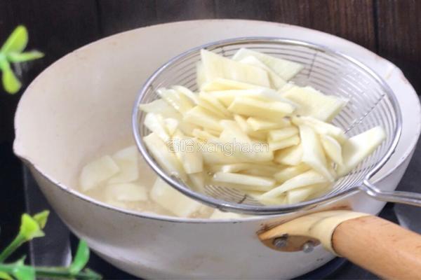 酸豆角茭白炒腊肠的做法图解9