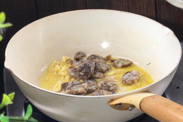 酸豆角茭白炒腊肠的做法图解11