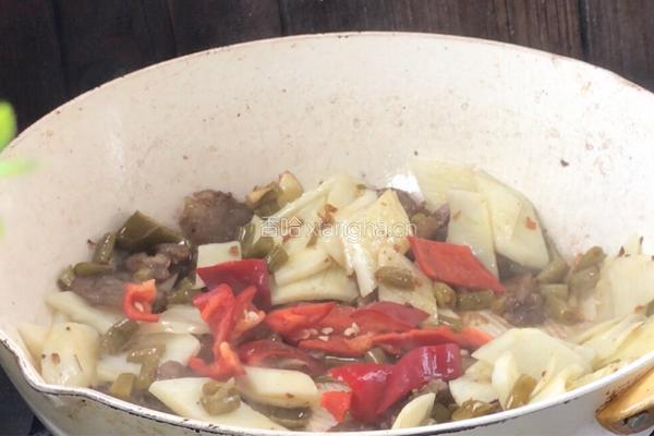 酸豆角茭白炒腊肠的做法图解14
