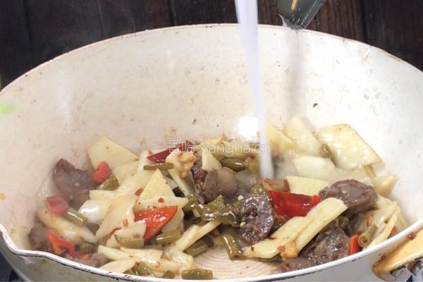 酸豆角茭白炒腊肠的做法图解15