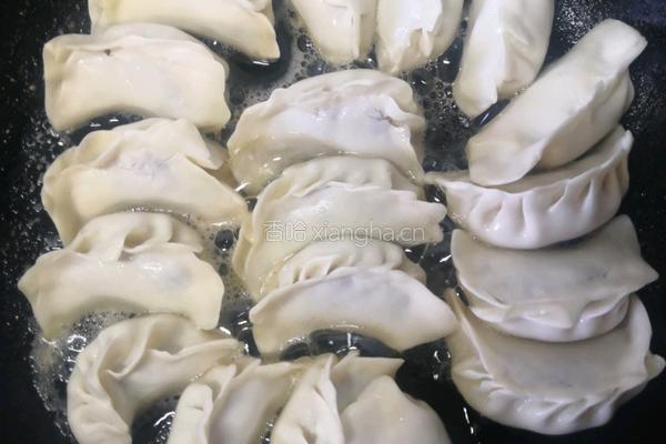 酸菜馅锅贴的做法图解2