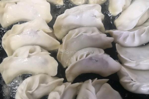酸菜馅锅贴的做法图解3