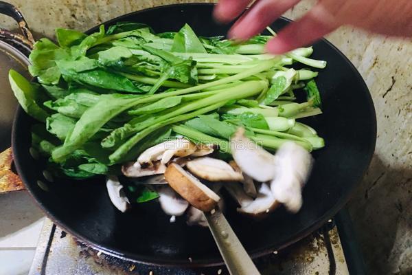 香菇炒油菜的做法图解3