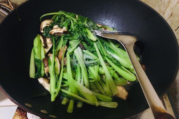 香菇炒油菜的做法图解4