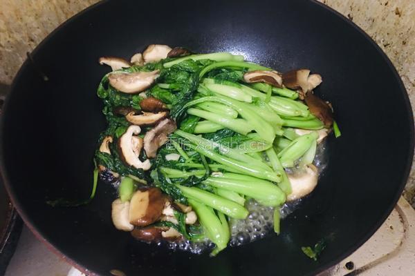 香菇炒油菜的做法图解5