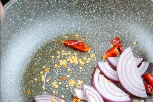 鲍鱼炒饼的做法图解3