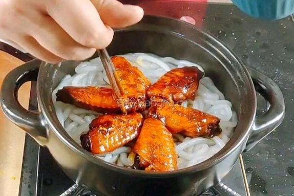 可乐鸡翅拌面的做法图解11