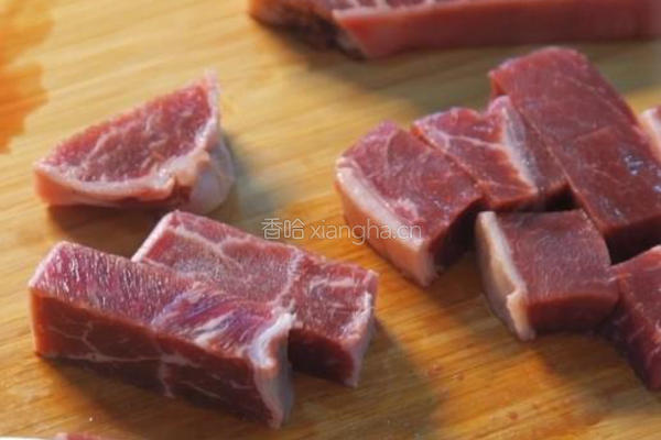 草莓牛肉粒的做法图解1
