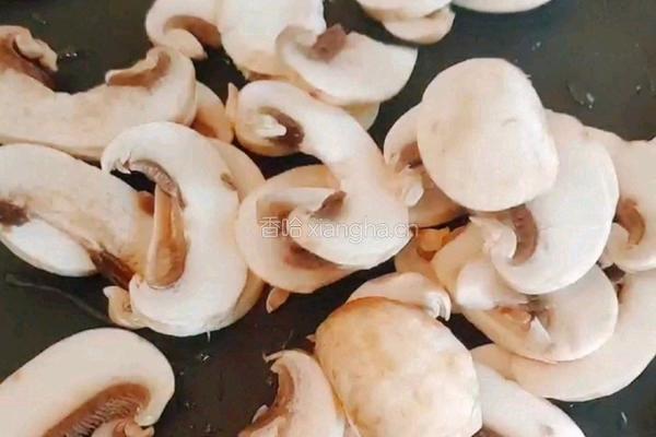 蘑菇南瓜汤的做法图解3