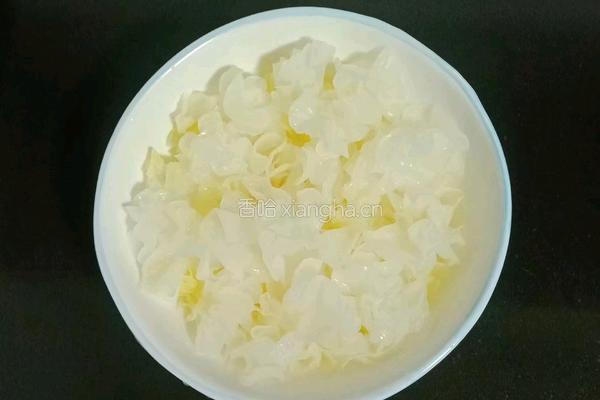 银耳酒酿雪梨甜汤的做法图解1