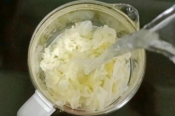 银耳酒酿雪梨甜汤的做法图解6