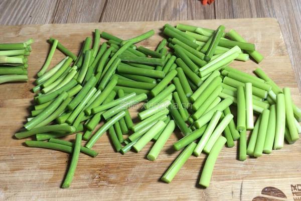 蒜苔炒五花肉的做法图解3