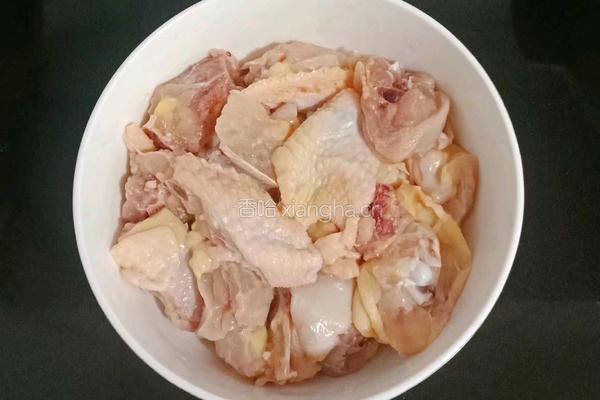 家常板栗蒸鸡的做法图解1