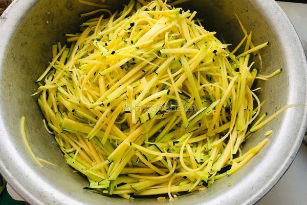 南瓜丝菜馍的做法图解1