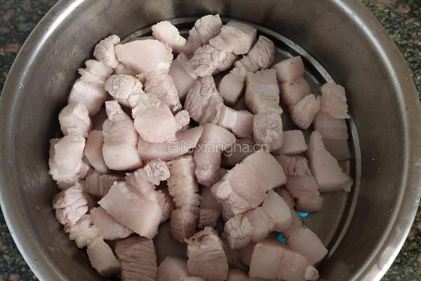 土豆红烧肉的做法图解1