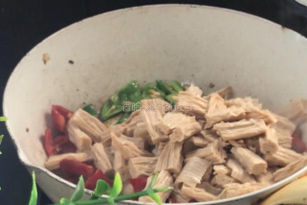 辣椒炒腐竹的做法图解8