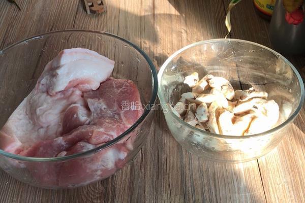 菱角烧肉的做法图解1