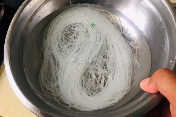 小白菜拌粉丝的做法图解1