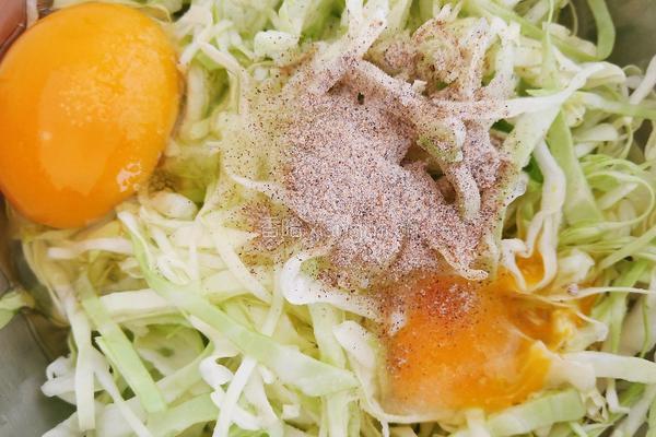 包菜鸡蛋饼的做法图解3