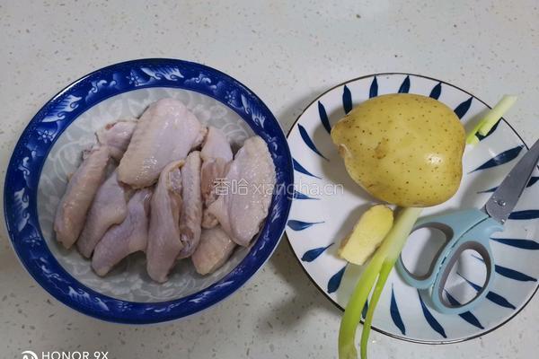 土豆酿鸡翅的做法图解1
