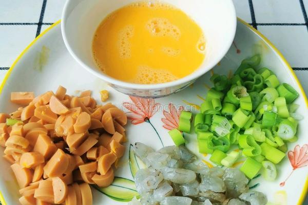 火腿虾仁蛋炒饭的做法图解2