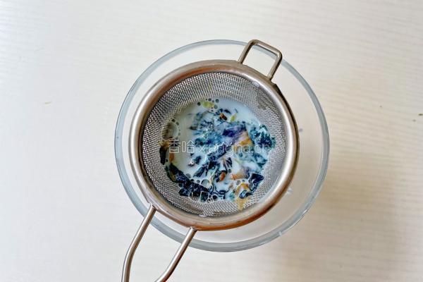 瓦尔登蓝椰拿铁的做法图解3