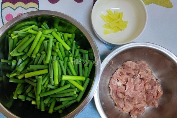 蒜薹炒肉的做法图解1