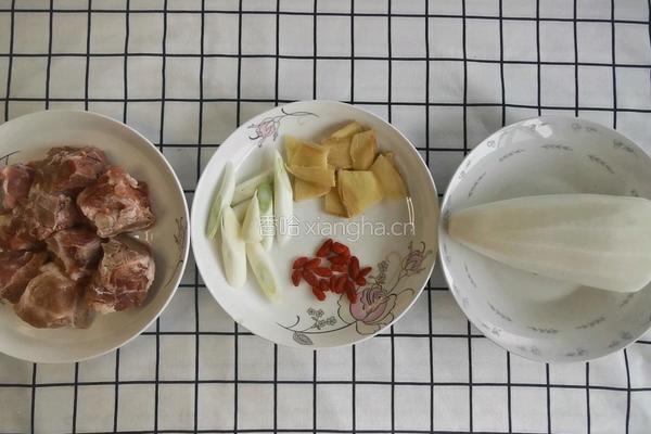 白萝卜排骨汤的做法图解1