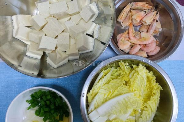 豆腐鲜虾汤的做法图解1