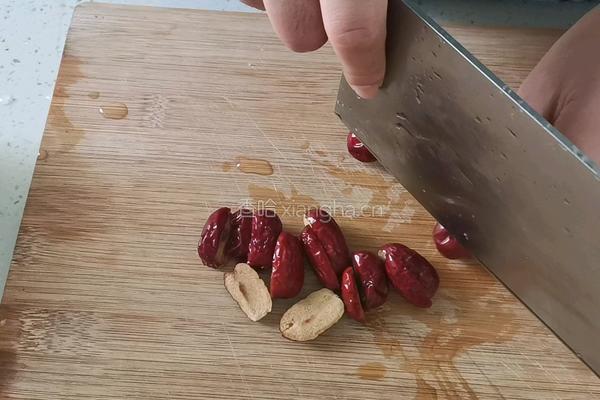 红枣银耳莲子羹的做法图解3
